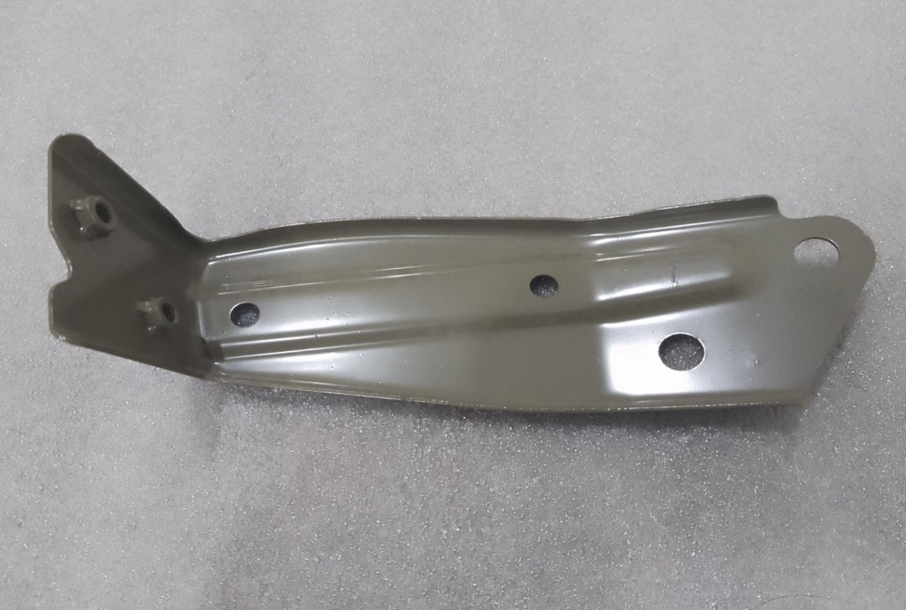 [EQEA-5301677Q/70-C] Mbajtese montimi e poshtme e parafangos majtas / Lower left fender mounting bracket
