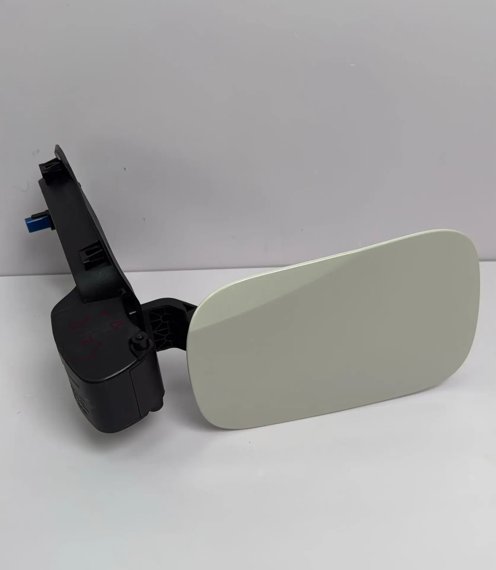 [EQEA-8403840] Kapak i portes se karikimit AC DC (komplet) / AC DC charging port cover