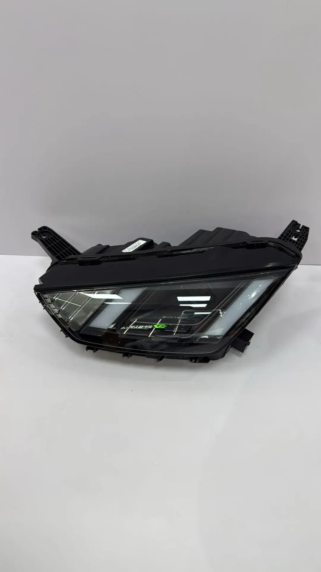 [EQEA-4121010B-C] Fener përpara majtas (komplet)