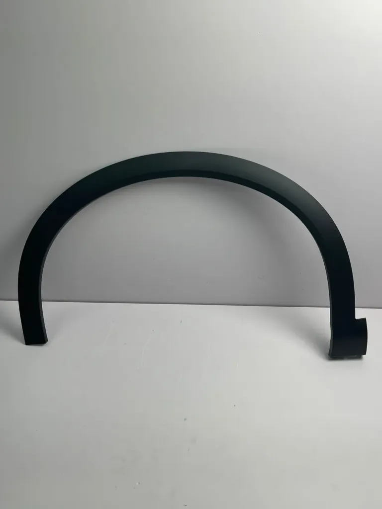 [SC2E-5302420-C] Panel dekorativ i harkut të rrotës përpara djathtas (komplet) M00666