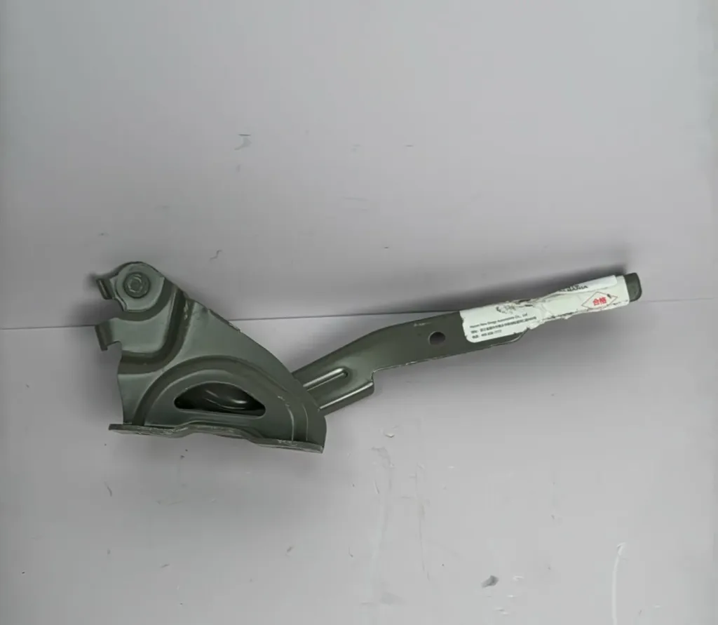 [S30-8402620] Menteshe e kofanos perpara djathtas / Front right bonnet hinge