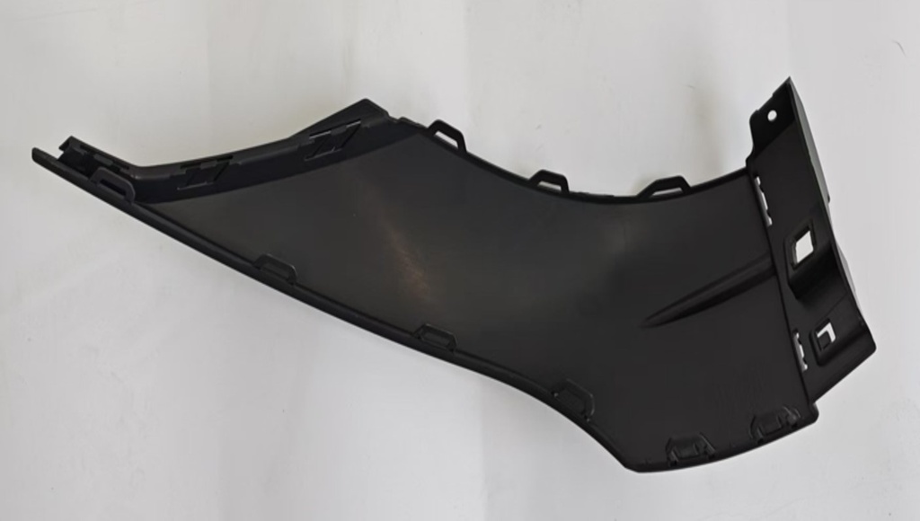 Panel dekorativ parakolpi poshte majtas e zeze me shkelqim / Lower left bumper decorative panel in glossy black