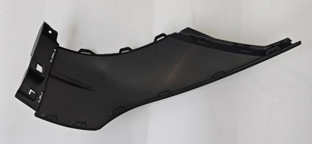 Panel dekorativ parakolpi poshte djathtas e zeze me shkelqim / Lower right bumper decorative panel in gloss black