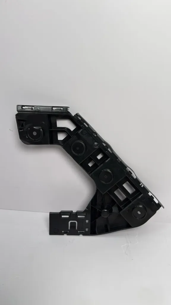 Mbajtese e parakolpit mbrapa djathtas / Rear right bumper bracket