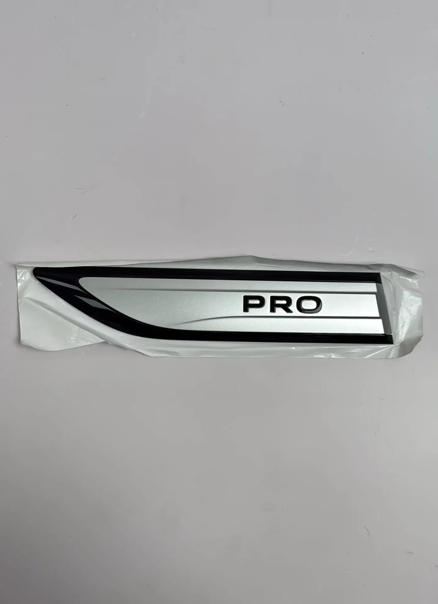 Emblemë / shkrim i parafangos përpara majtas