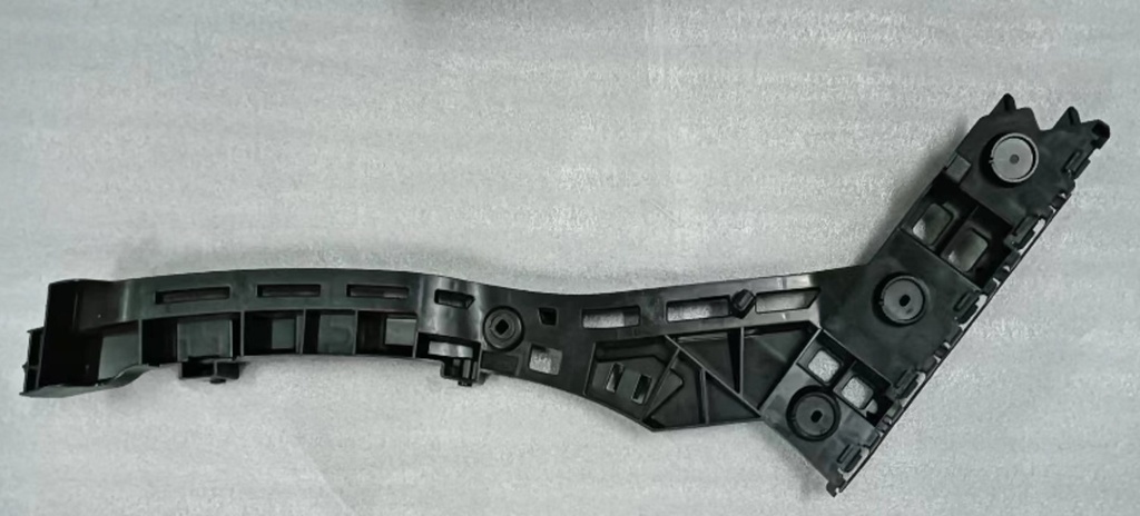 [L12G807393] Mbajtese e parakolpit mbrapa majtas / Rear left bumper bracket