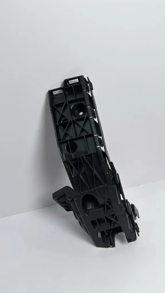 [L12G807394A] Mbajtese e stopit mbrapa djathtas / Rear right brake light holder