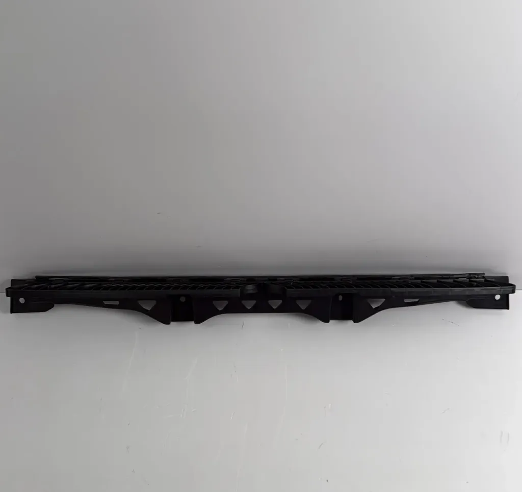 [L12G807863] Mbajtese qendrore e parakolpit mbrapa / Rear bumper center bracket