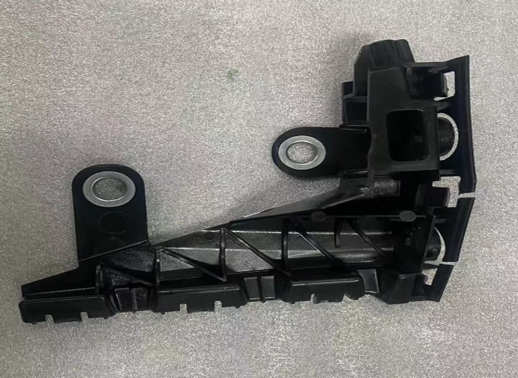 [L12G821135] Mbajtese e parafangos perpara majtas / Front left fender bracket