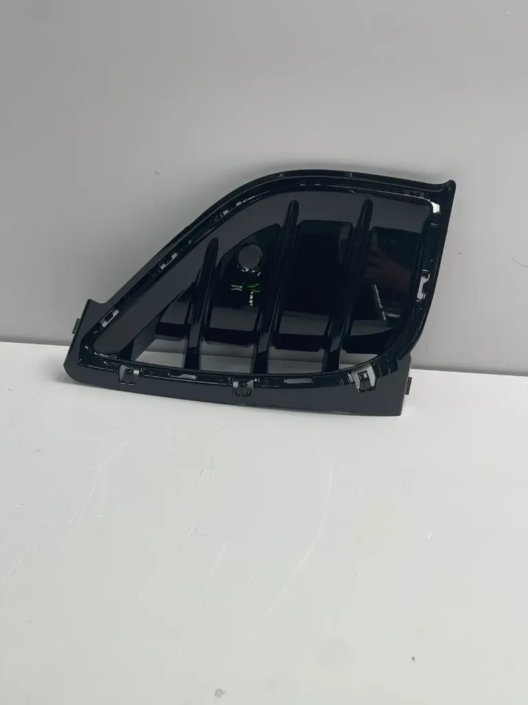 [L11G807763A] Panel dekorativ parakolpi majtas / Left bumper decorative panel