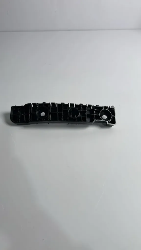 Mbajtese parakolpi djathtas / Right bumper bracket
