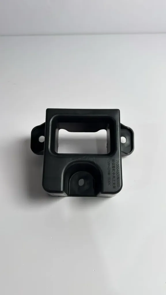 Mbajtese qendrore e siperme e parakolpit / Upper central bumper bracket