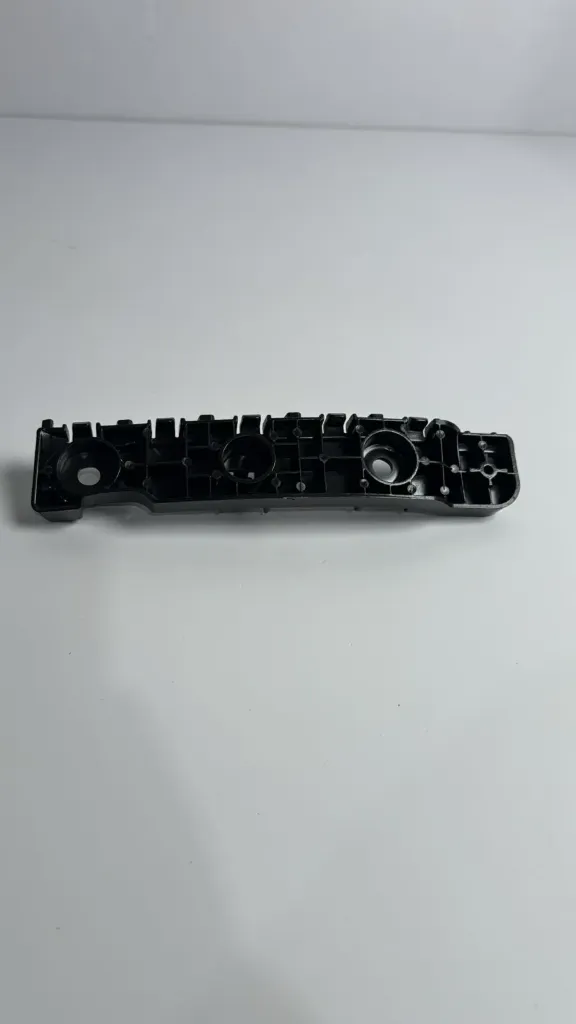 Mbajtese parakolpi majtas / Left bumper bracket