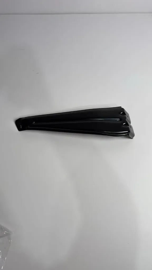 Mbajtese parakolpi pasem majtas poshtem