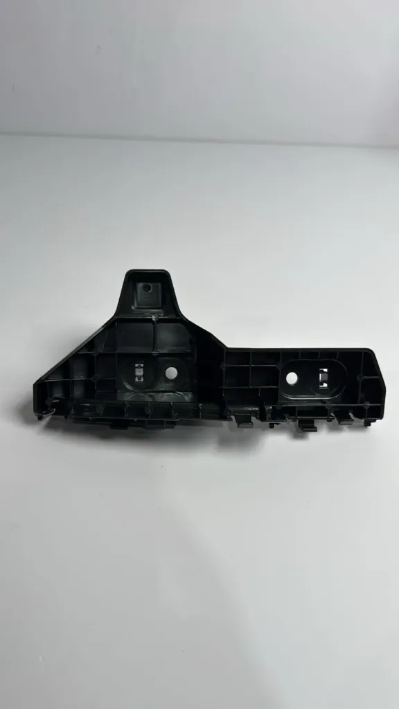 Mbajtese mbrapakolpi djathtas / Rear bumper bracket right