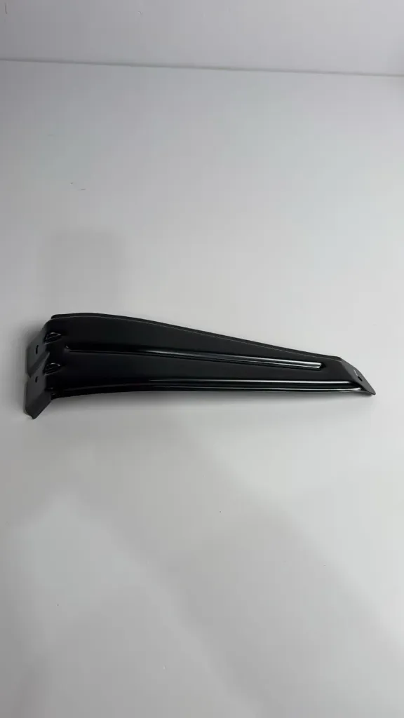 Mbajtese parakolpi pasem djathtas poshtem