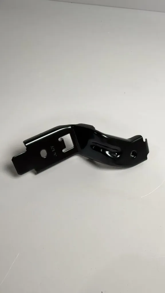 Mbajtese qendrore e siperme parakolpi / Upper central bumper bracket