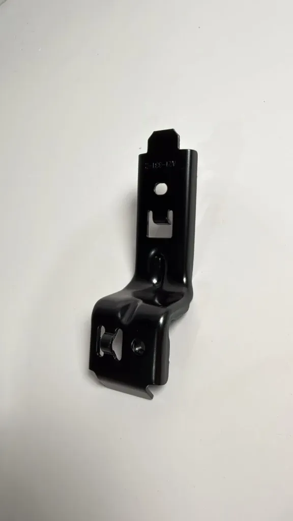 Mbajtese qendrore e siperme parakolpi / Upper central bumper bracket