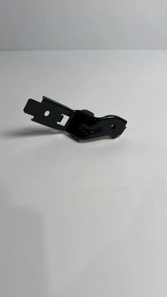 Mbajtese qendrore e siperme parakolpi / Upper central bumper bracket