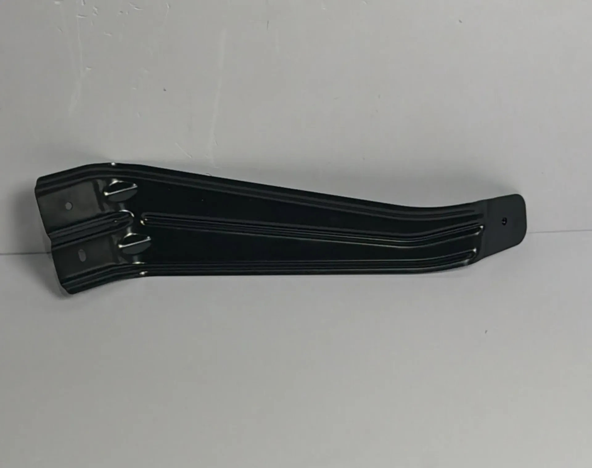 Mbajtese parakolpi pasem majtas poshtem