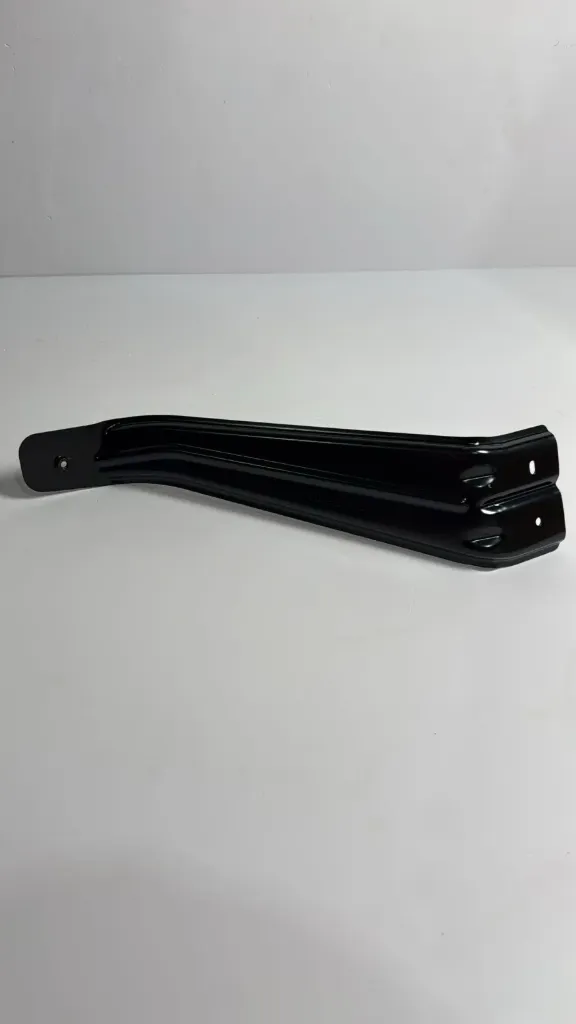 Mbajtese parakolpi pasem djathtas poshtem