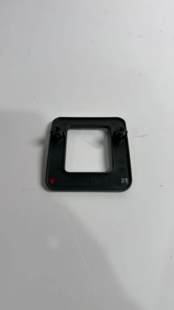 Mbajtese parakolpi para / Front bumper bracket
