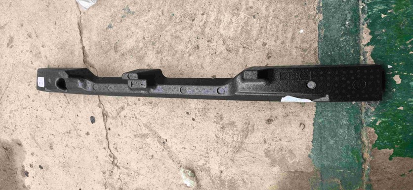 Absorbues energjie parakolpi para / Front bumper energy absorber
