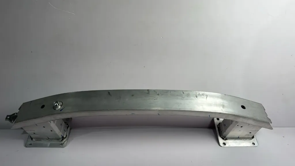 Travers perforcues parakolpi para komplet / Front bumper reinforcement crossbar completed