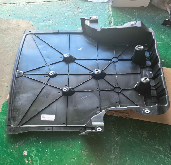 Mbrojtese poshtme motori nr 1 / Lower engine guard no. 1