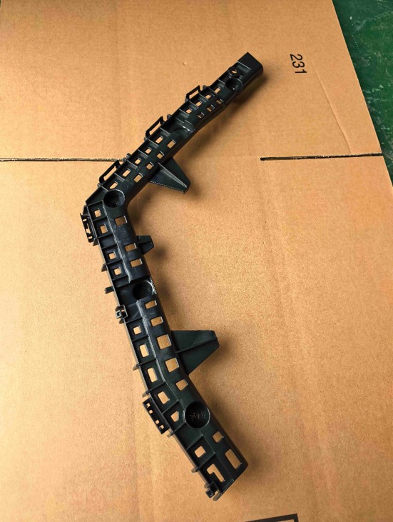 Mbajtese parakolpi pasem djathtas / Rear right bumper bracket