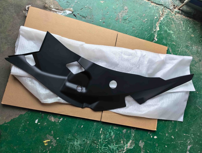 Kapak anesor ndarje motori djathtas / Engine compartment side cover right