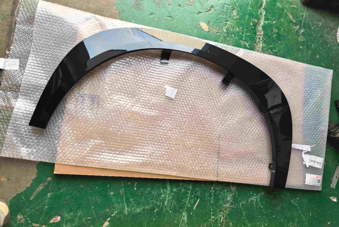 Listel mbrojtes parafango para majtas komplet / Front left fender protection strip