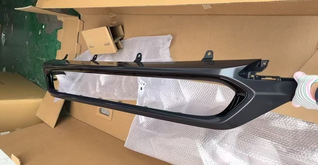 Listel poshtem parakolpi para / Front bumper lower trim