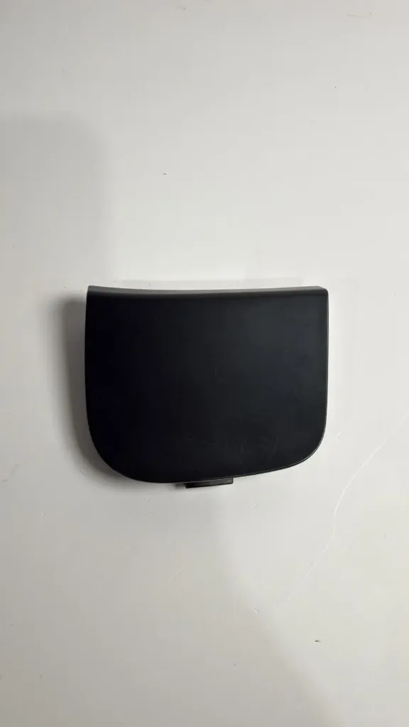 Kapak vrime parakolpi para majtas / Front left bumper hole cover