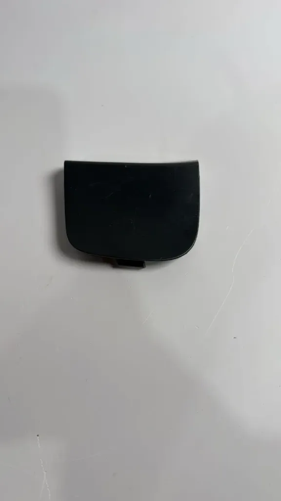 Kapak vrime parakolpi djathtas / Right bumper hole cover