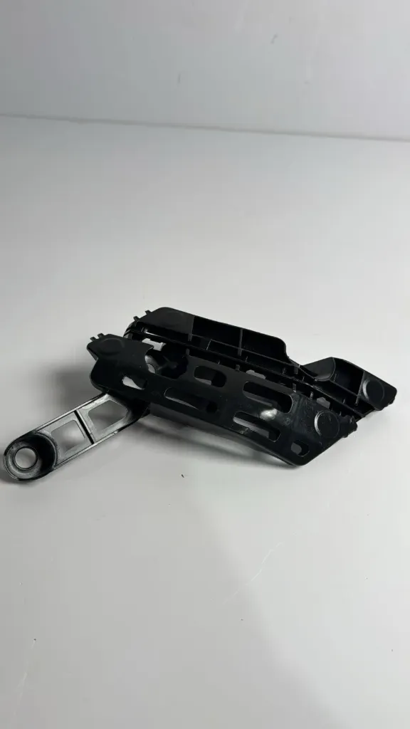 Mbajtese parakolpi para majtas / Front left bumper bracket