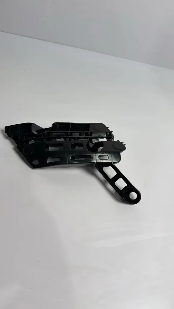 Mbajtese parakolpi para djathtas