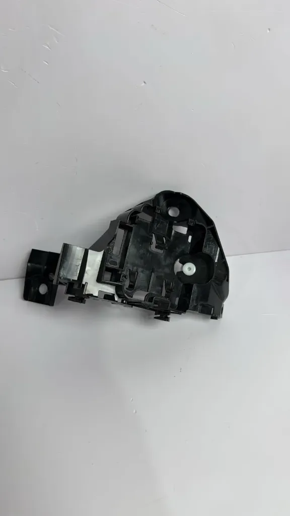 Mbajtese parakolpi pasem majtas