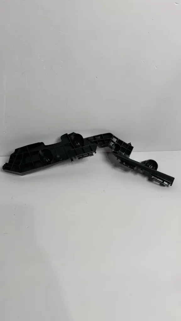 Mbajtese parakolpi pasem majtas