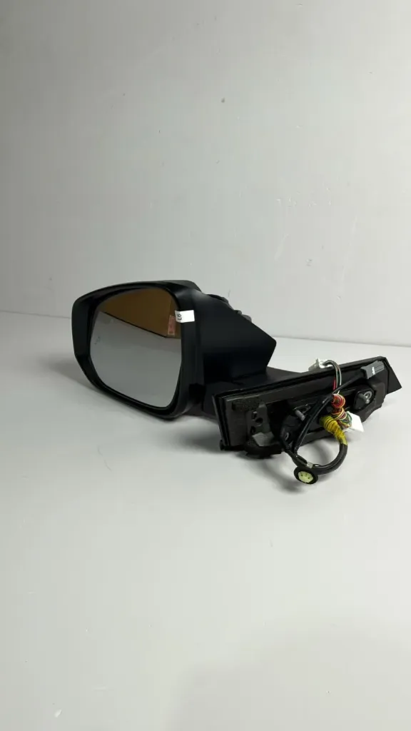 Pasqyre anesore majtas