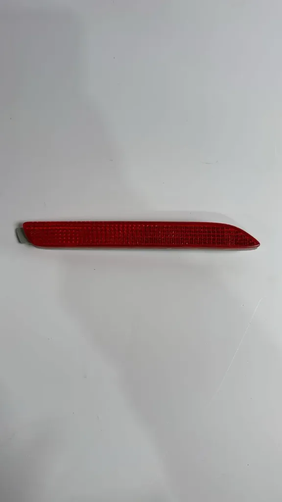 Reflektor mbrapakolpi djathtas / Right rear bumper reflector