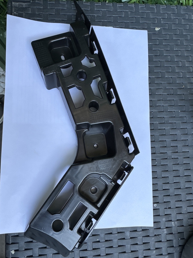 Mbajtese parakolpi pasem majtas / Rear left bumper bracket