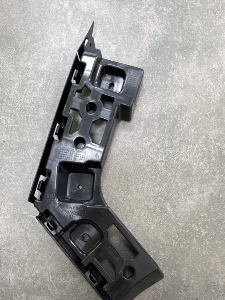 Mbajtese parakolpi pasem djathtas / Rear right bumper bracket