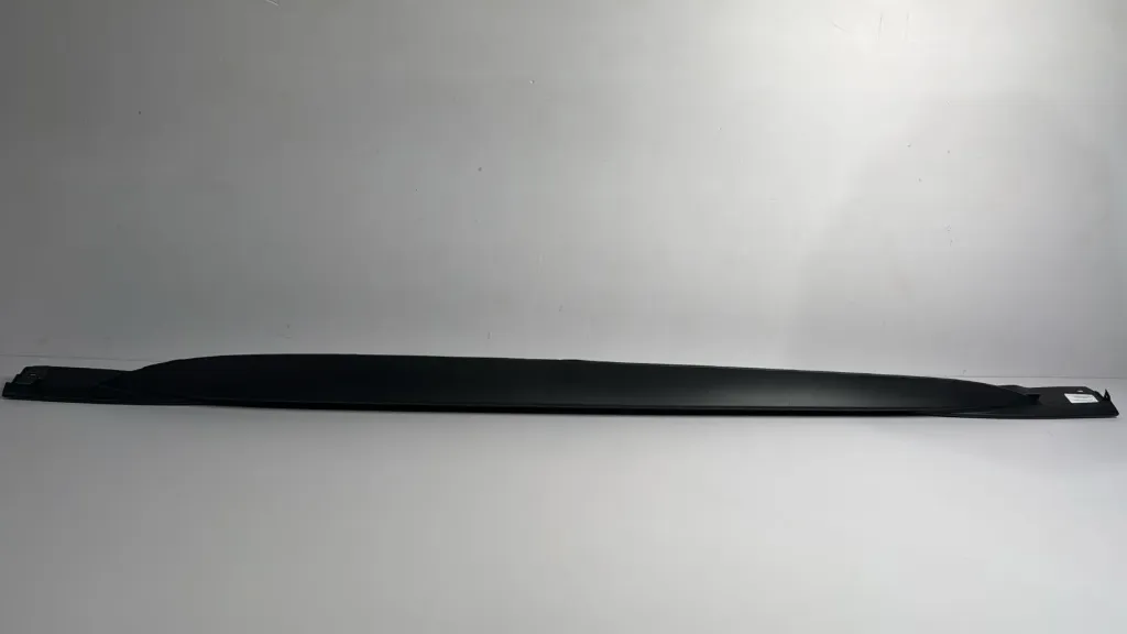 Travers poshtem majtas