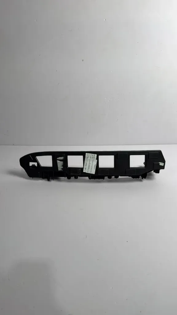 Mbajtese parakolpi para majtas / Front left bumper bracket