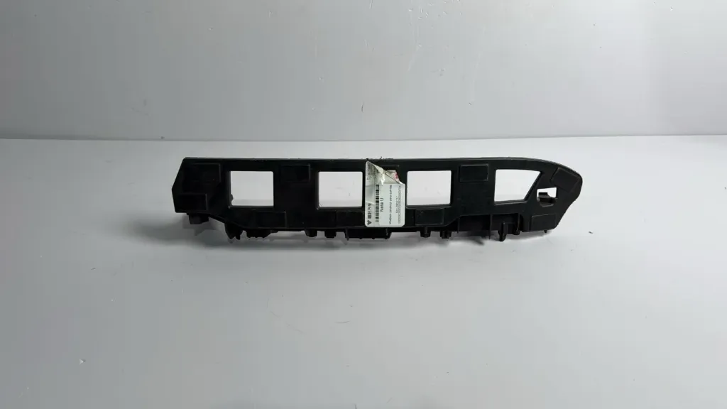 Mbajtese parakolpi para djathtas