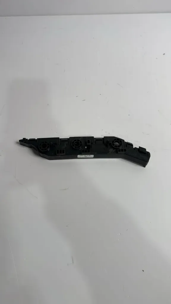 Mbajtese parakolpi para majtas / Front left bumper bracket