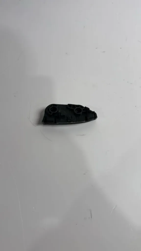 Mbajtese majtas parakolpi para / Front bumper left bracket