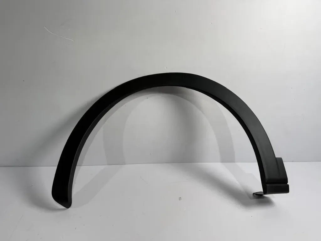 Dekor hark rrote para majtas pa vrime radar / Front left wheel arch trim without radar holes