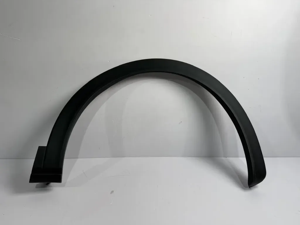 Dekor hark rrote para djathtas pa vrime radar / Front right wheel arch trim without radar holes